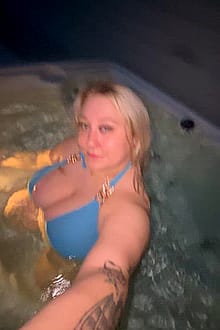 Hot tubs are fun 👀'