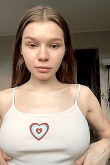 A cute girl who likes to show her tits ( reveal )'