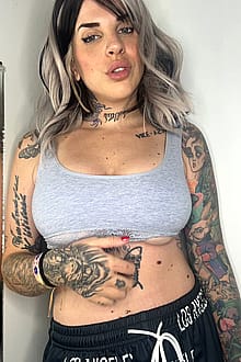 This tattooed goth italian girl wants to be your gf'